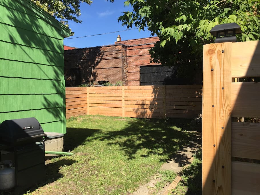 Fully fence backyard allow you enjoy peace of mind when just hang out with your pets, it does include a gas barbecue and a small fridge for enjoy your evenings in summer!