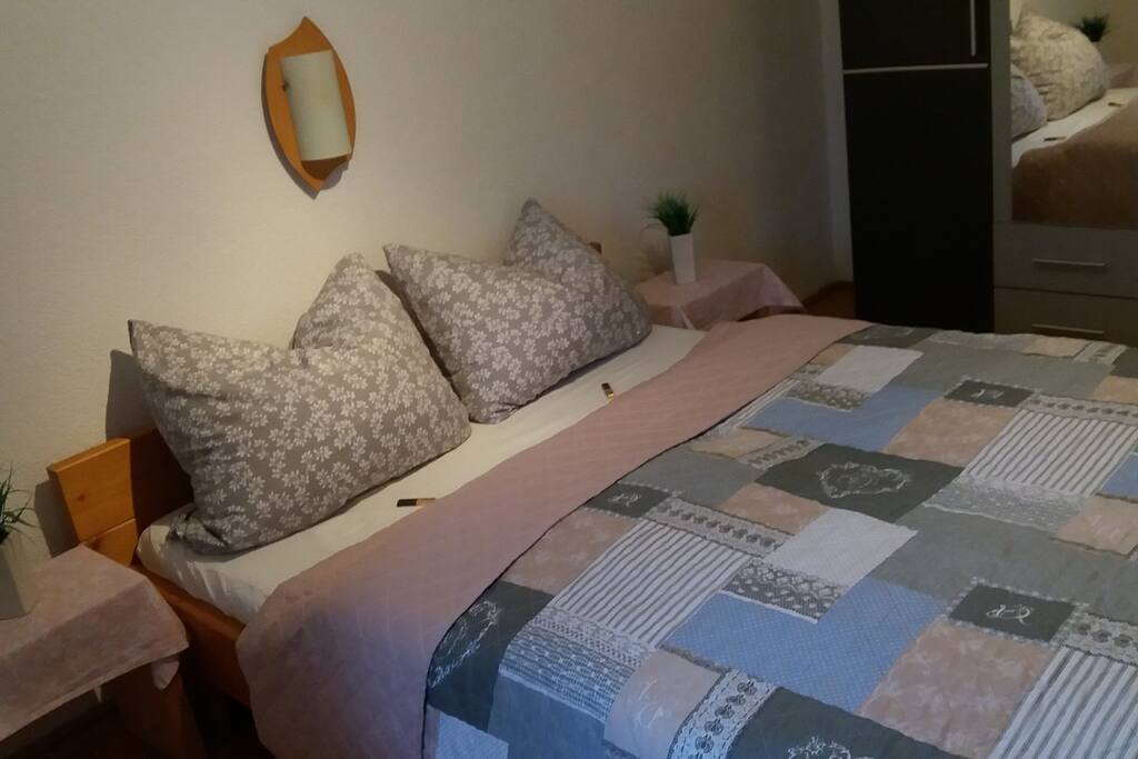 Schlafzimmer (Bett-breite 140 cm)