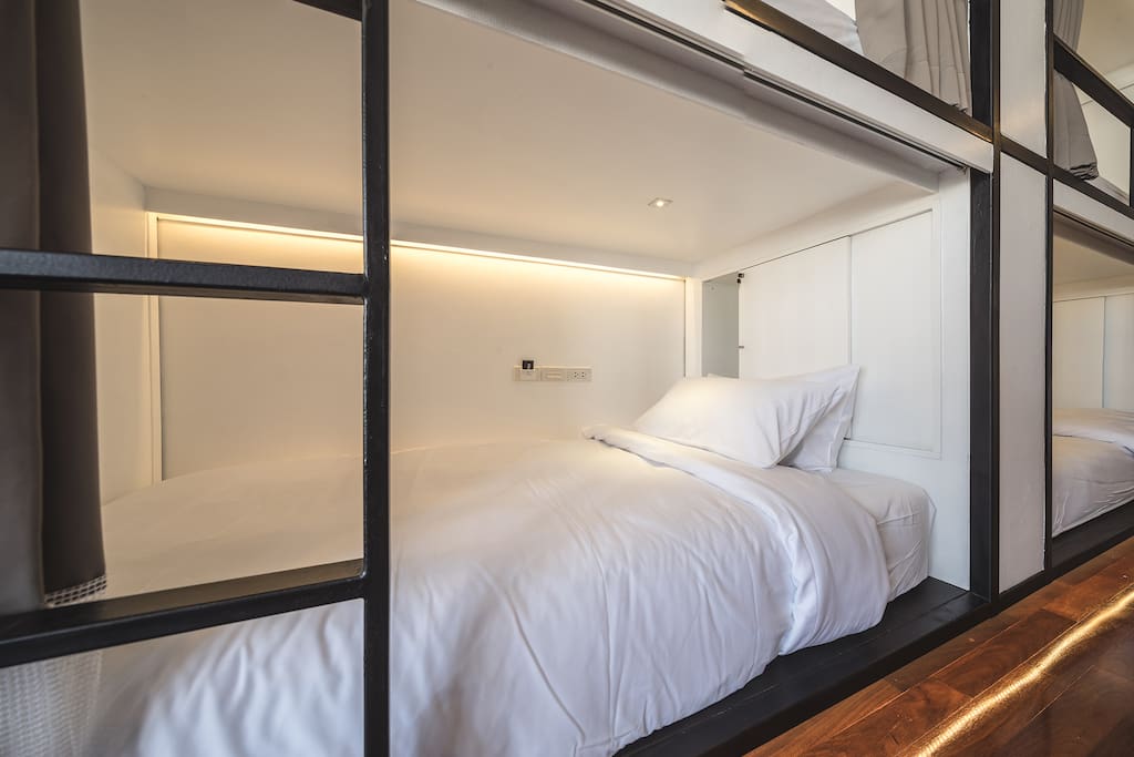 Single bed in mixed/female dorm room