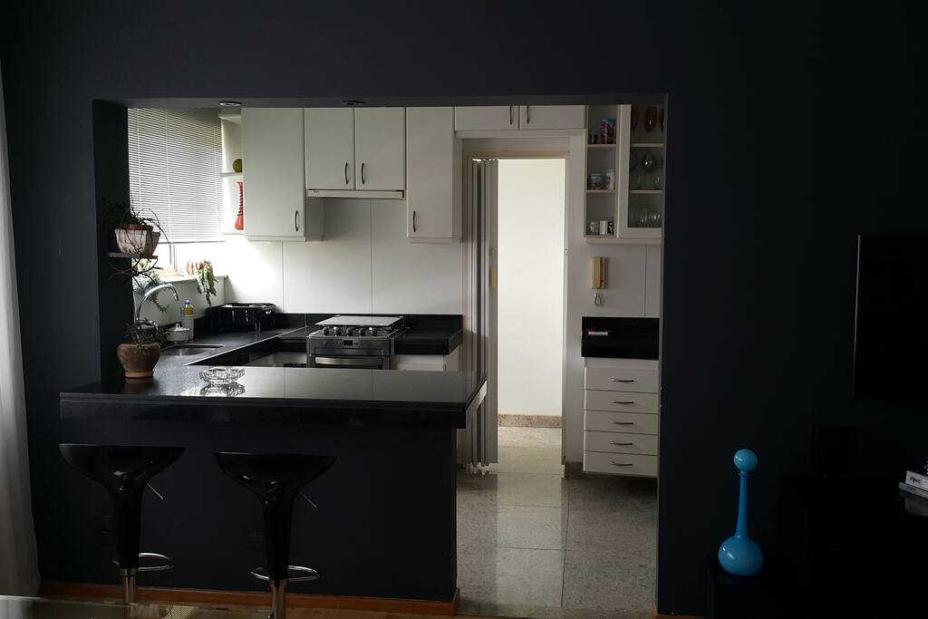 Cozinha americana aberta para a sala de jantar com amplo balcão
