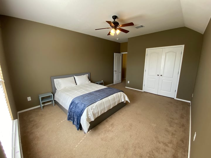 Ceiling Fan
Closet w/Hangers
Mga Bagong Mattress 
na Bagong Unan at Linen 