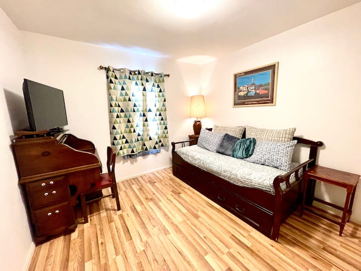 Офис/3 - та спалня с разтегателен диван и разтегателен диван