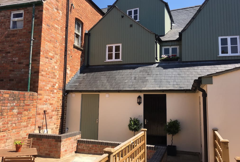 Peaceful private courtyard garden and entrance to Cotswold Place. Located in a peaceful spot within 2 minutes of the town centre!