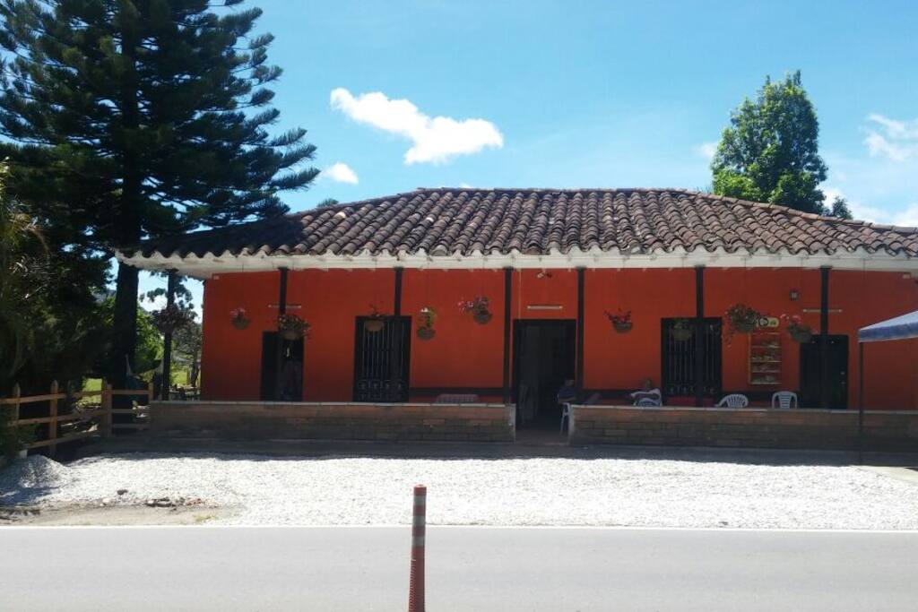 Entrada a la finca. Habitación disponible: primera puerta al lado izquierdo. Finca ubicada a 2 km saliendo de la ceja a la unión (Diagonal a la escuela las lomitas, a bordo de carretera)