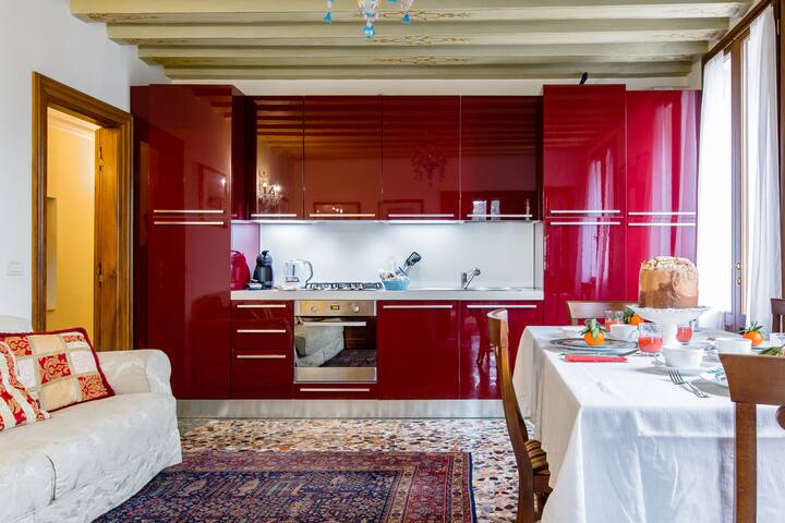 Luxury Apartment on the Grand Canal gallery image 5