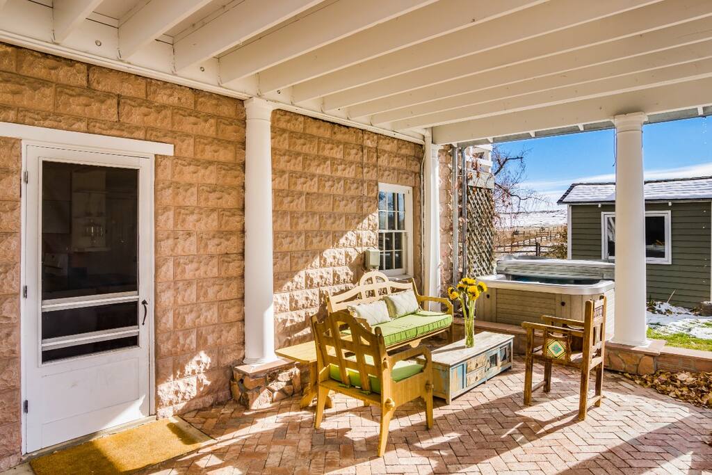 Front of cottage w/patio table and hot tub