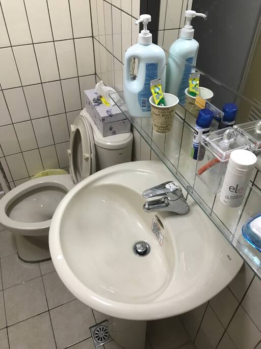 熱呼呼的熱水澡可以消除旅途的疲憊。