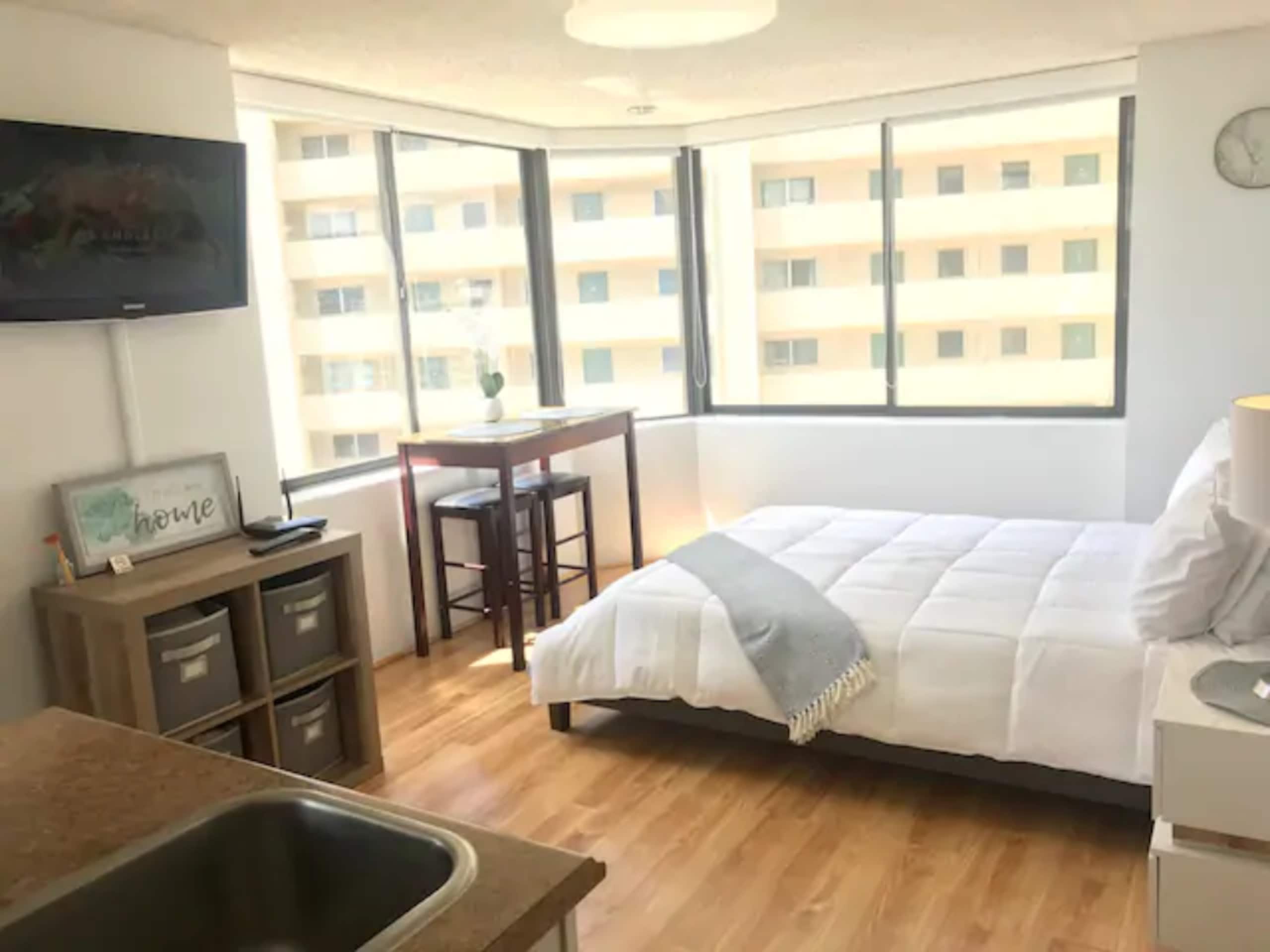 Condo in Honolulu · ★4.75 · Studio · 1 bed · 1 shared bath - Image 5