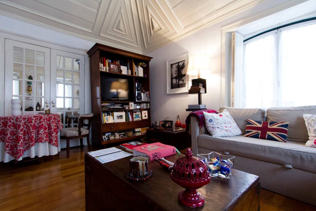 Details of the living room with several travel guides about Lisbon that are borrowed to the hosts