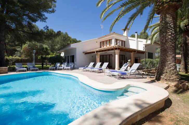 VILLA BORRAS, 5 bedrooms, 400mts from the beach.