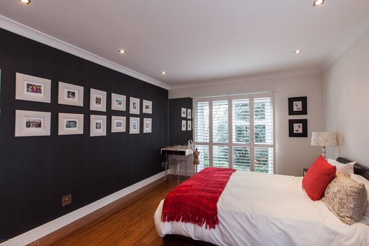 Modern Open Plan House on Golf Estate gallery image 3