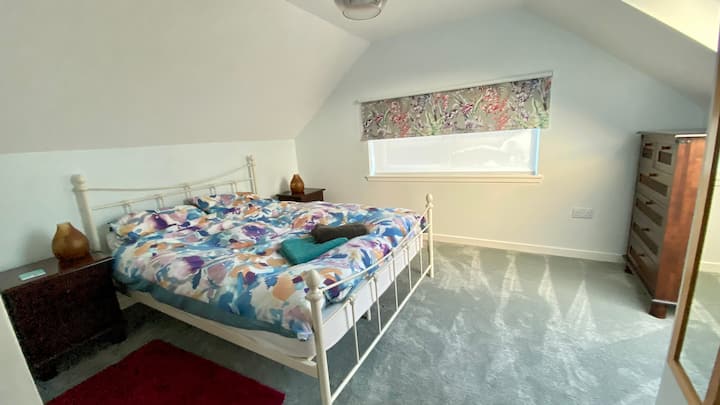 2号卧室配备加大双人床，可欣赏海景和山景 