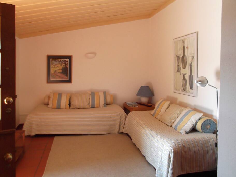 Sala com dois sofás/cama