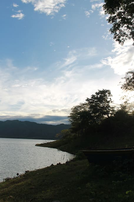 En este maravilloso lugar semi Selvático, se pueden practicar deportes acuáticos como water Skie, pesca, senderismo y cabalgatas.