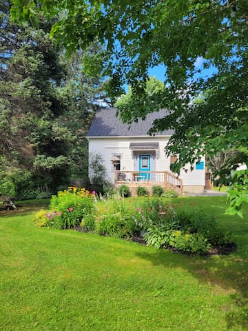 The King’s Hideaway. Hot Tub, pizza oven, private.