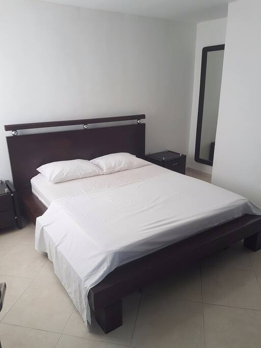 Habitación principal con baño