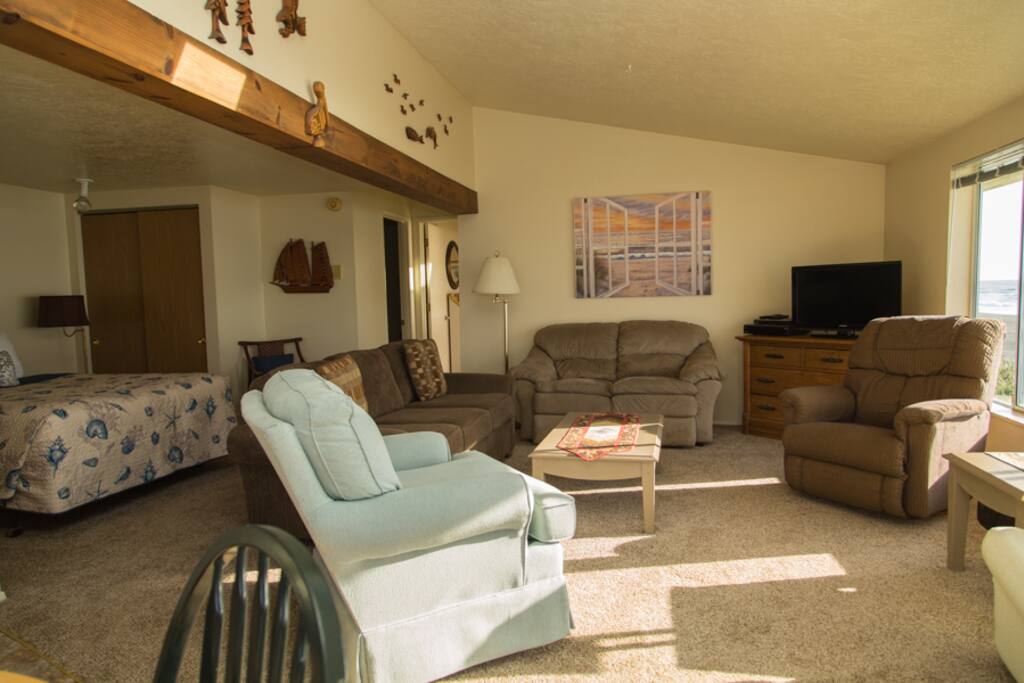 Seating for 8 with an oceanview. Additional queen bed in alcove.