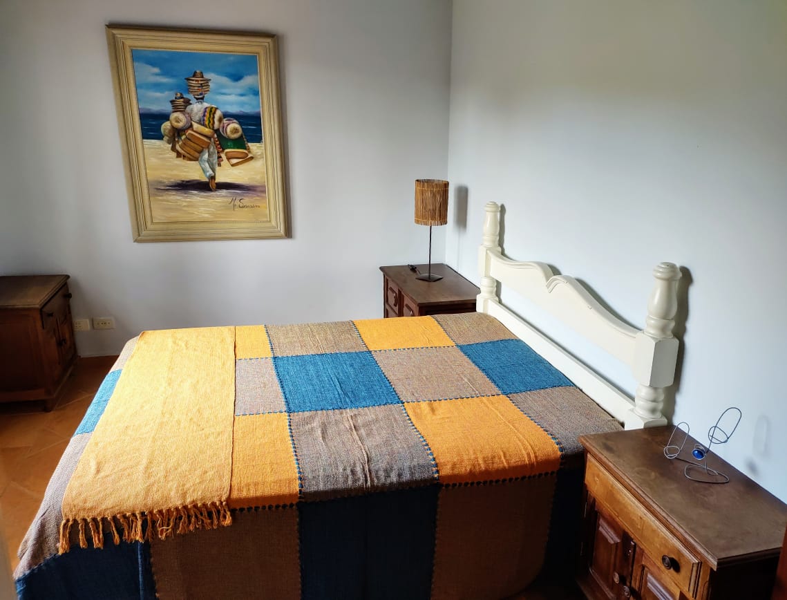 1号套房配有双人床和衣柜