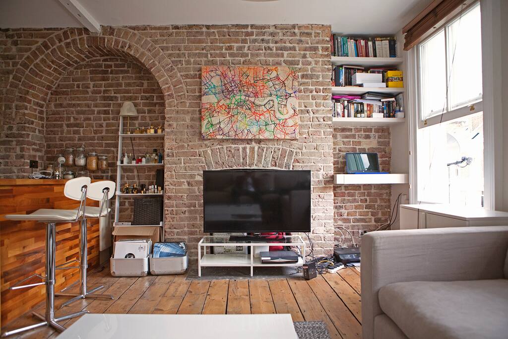 HD Smart Samsung TV and Internet with Netflix and Freeview. Work desk to the right