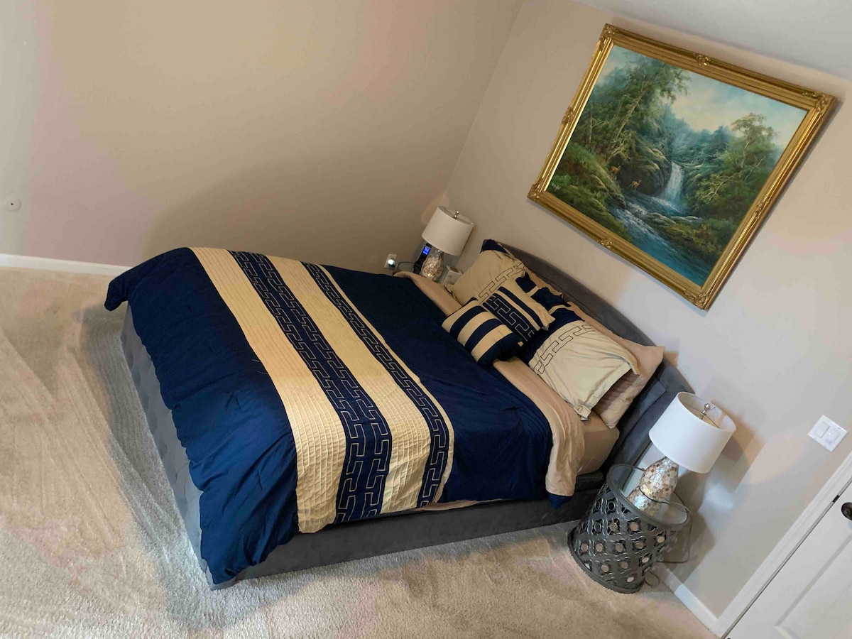 Dormitorio #1 “Dormitorio principal” 
Con cama principal tamaño queen
(planta baja)
con la salida de la puerta corrediza 
a un patio delantero