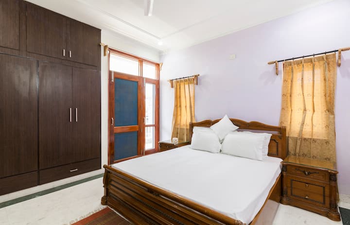 Naše postele sú veľké ako manželská posteľ s bielou posteľnou bielizňou. 