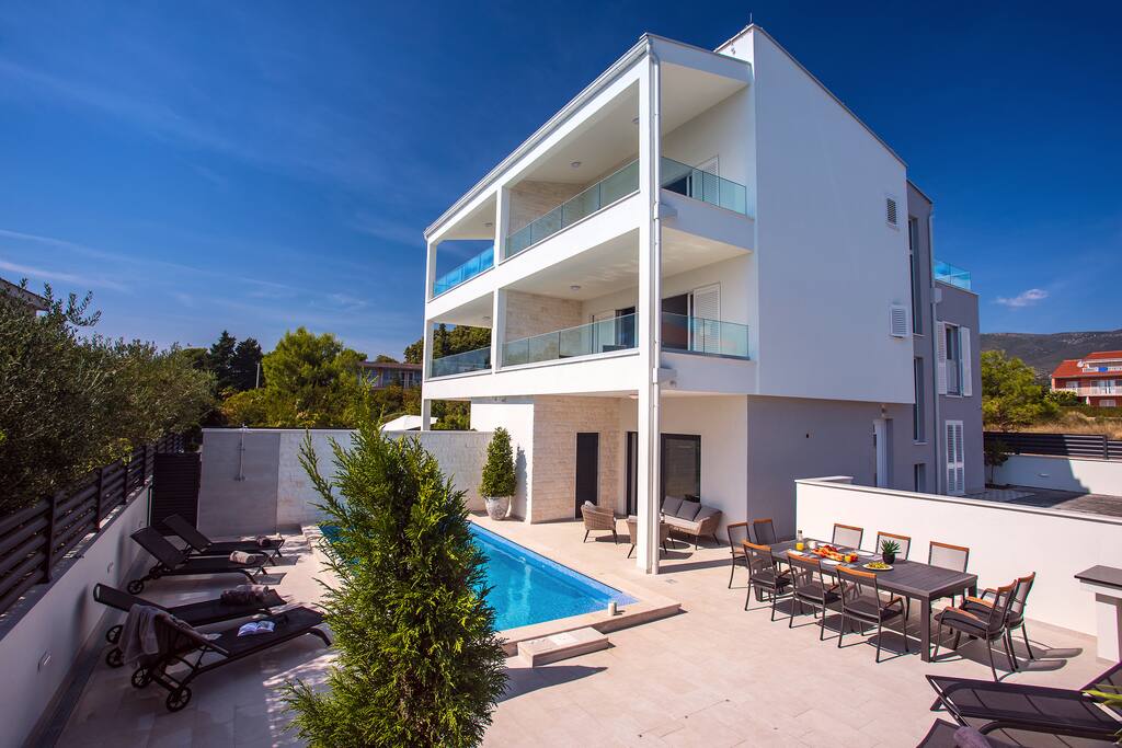 Villa Petra - Garden with barbecue, Pool, covered dinning area