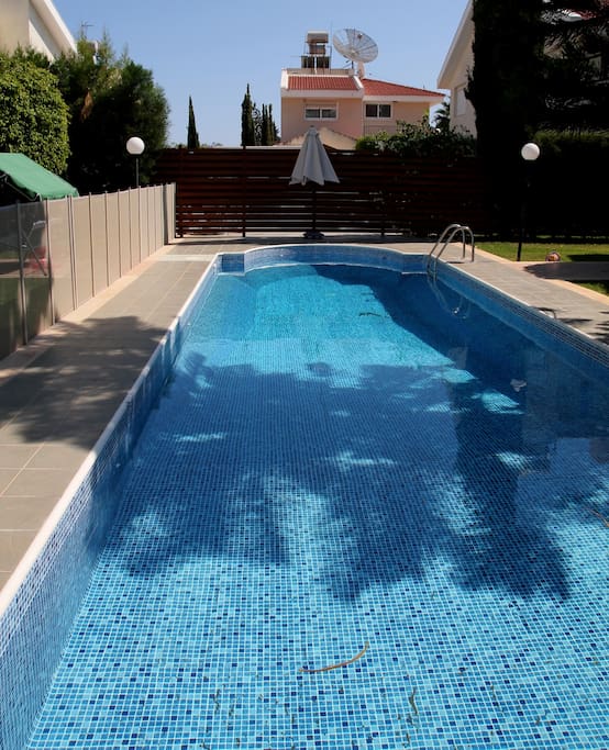 Swimming pool with kids fence