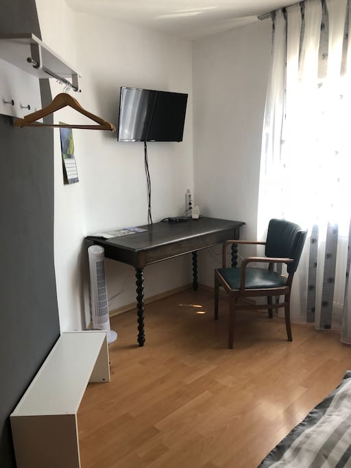 Zimmer 2 - Schreibtisch