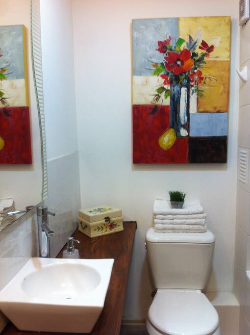 Cómodo y funcional baño