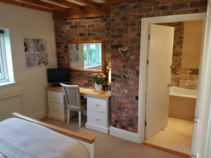 שולחן הלבשה וחדר רחצה צמוד 