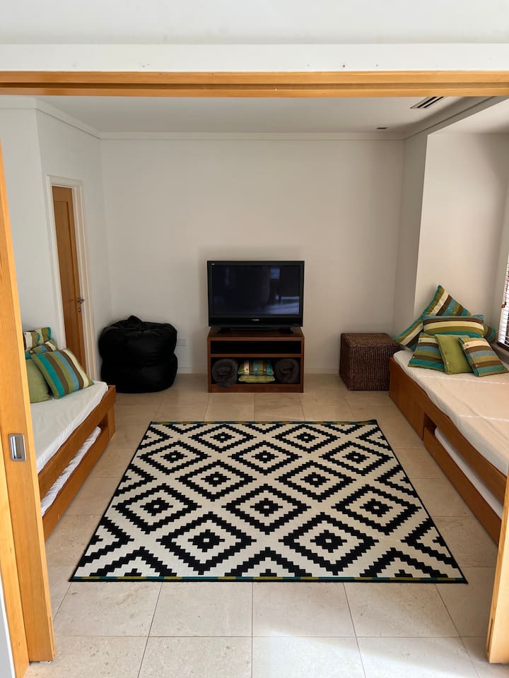 Chumba cha watoto 2 vitanda virefu 2 trundle