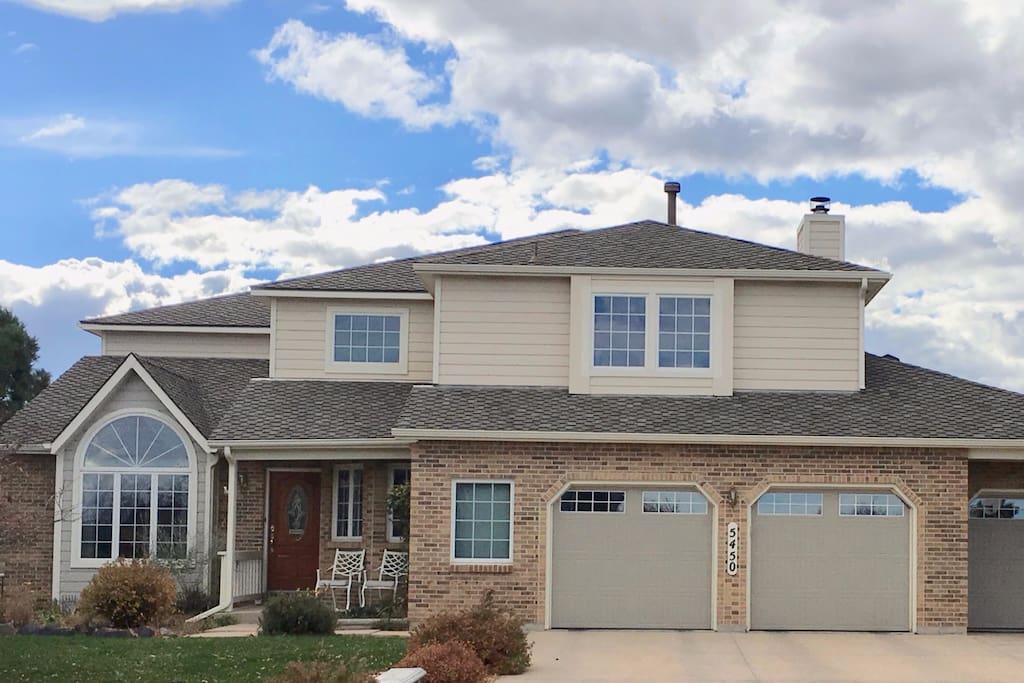 Minutes from USAFA, UCCS and walking distance to Ute Valley Park with miles of trails