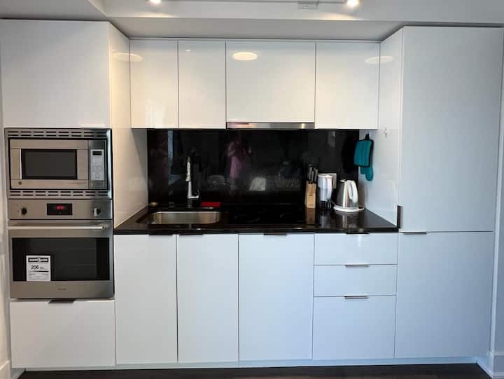 Yorkville Luxury Toronto Condo - Sauna/gym/hottub - Toronto