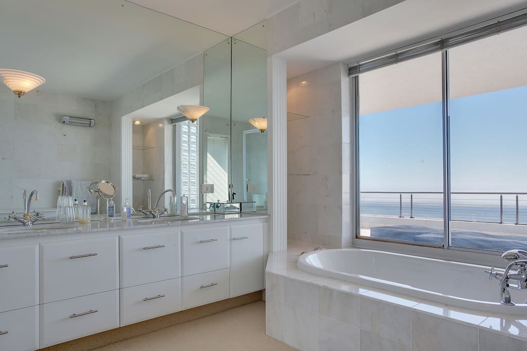 Main Ensuite Bathroom