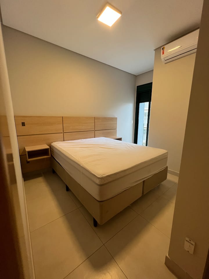 双人套房，配有标准双人床和空调。 可俯瞰大海的私人阳台。 