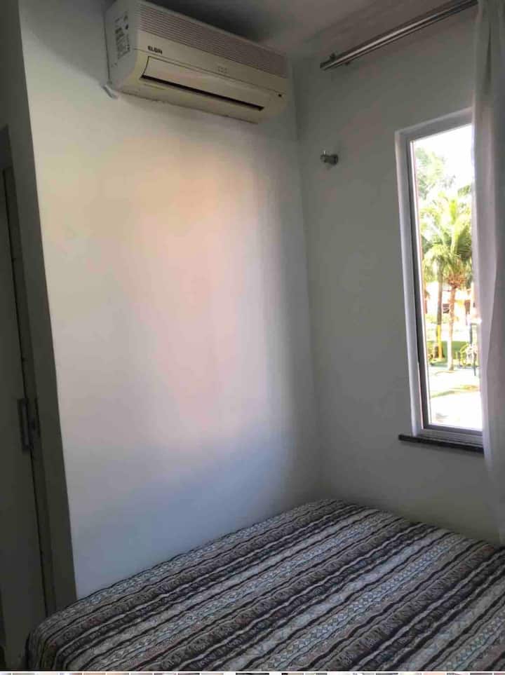 Terceiro dormitório: suíte, cama box de casal com colchão de espuma ortopédica D-60, ar condicionado split 7.500btus Elgin, armário, cabides, travesseiros, espelho, roupa de cama e cortina com quebra sol.