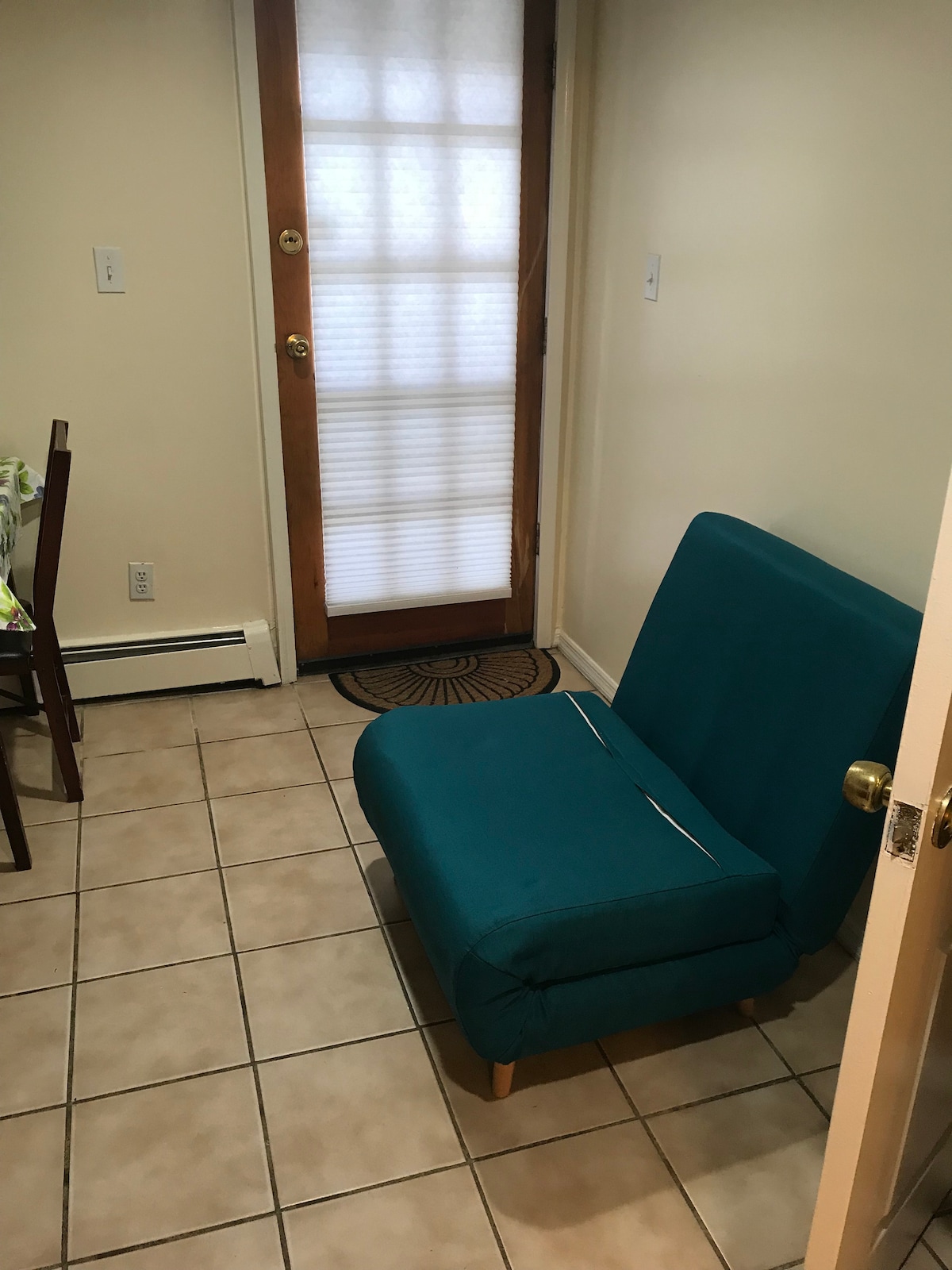 Ова е конвертибилен кревет / стол ( во случај да доаѓа трето лице. 
Може да се намести како кревет со дополнителен душек во оваа соба или во спалната соба. (Ваш избор) . Видете го исто така расклопено и поставено како на други слики. Тоа е единечен стандарден кревет.   