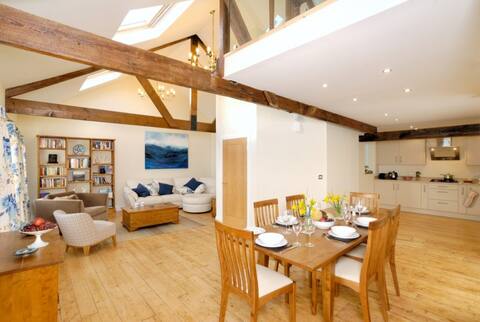 Fantastic waterfront home close to town centre