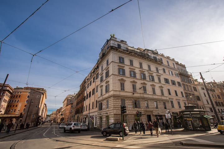 Luxury apt with Roman Ruins View /6 AC/Elevator gallery image 5