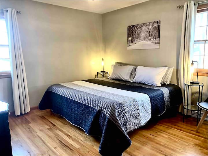 Dhoma kryesore e gjumit është e mobiluar me një  krevat dopio "king", duke siguruar një përvojë çlodhëse dhe të rehatshme gjatë qëndrimit tënd.