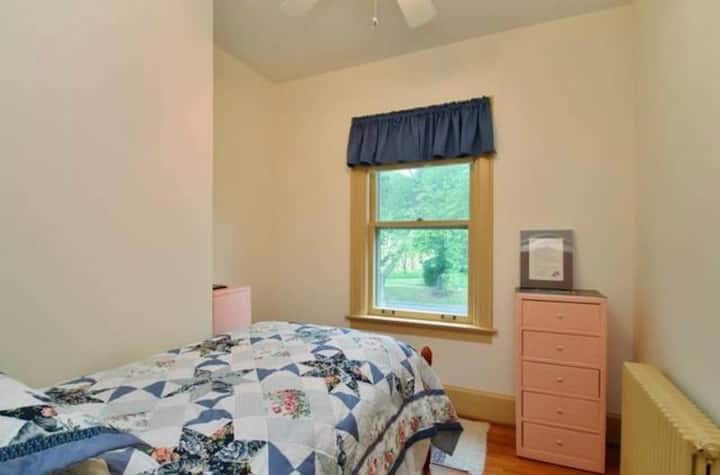 A fourth bedroom w/ single bed