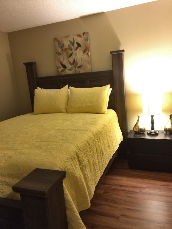 Гостинска спална соба бр. 2, брачен кревет (широк 150-179 см), една ноќна масичка со ламба