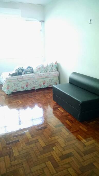 Sofá-cama casal e Cama Box de Solteiro.