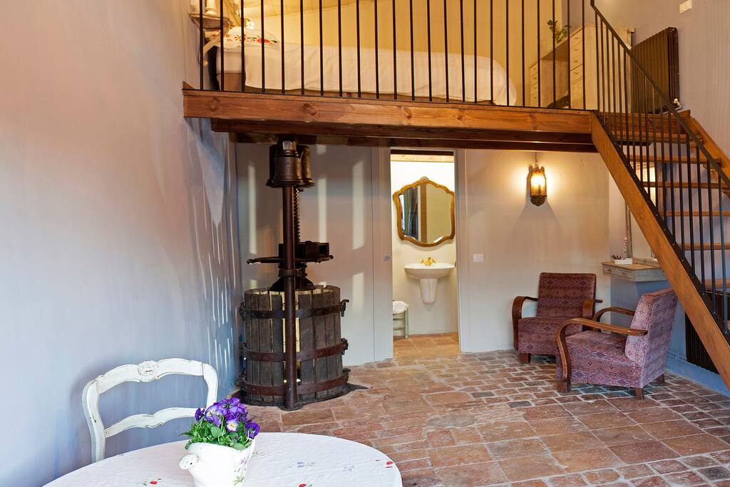 Habitación romántica con vistas a Montserrat, cama àmplia y còmoda. Baño privado