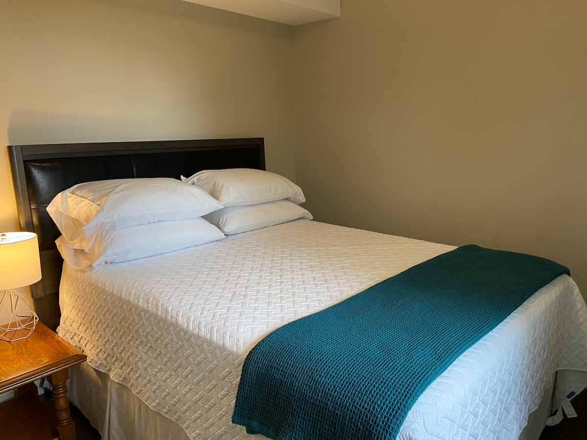 Main Floor bedroom - Queen bed