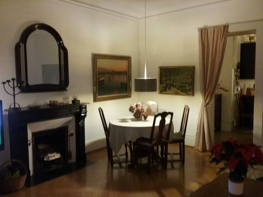 Le coin salle à manger avec cheminée de salon