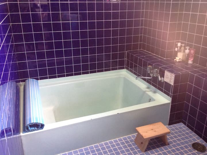 大きなバスルーム。ホットシャワーがあります。