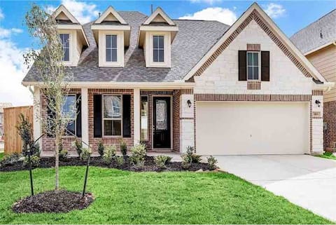 Sleeps 8 comfortably!  Super location!
