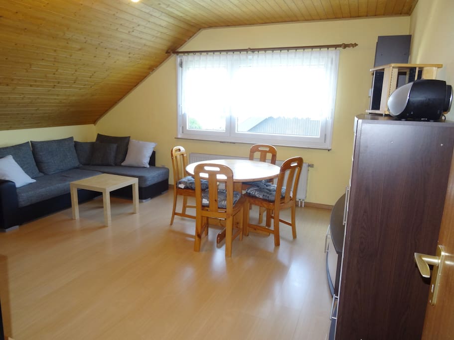 Wohnzimmer mit ausziehbarer Schlafcouch