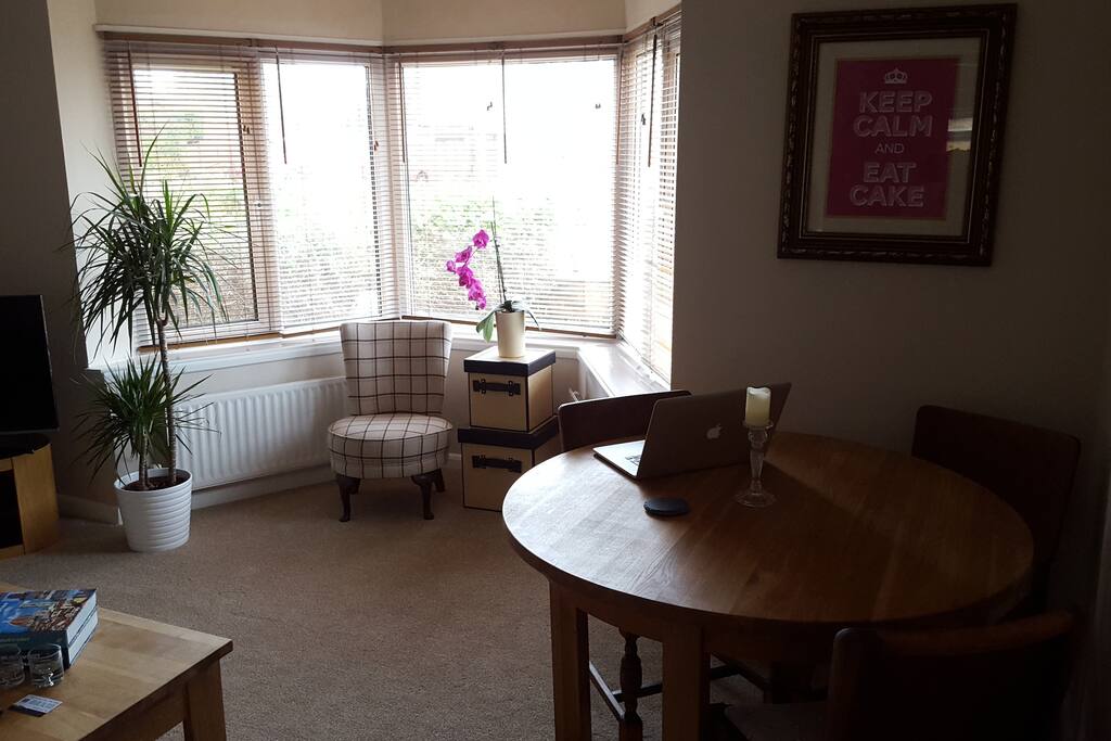 Lounge around in the relaxing reception room.